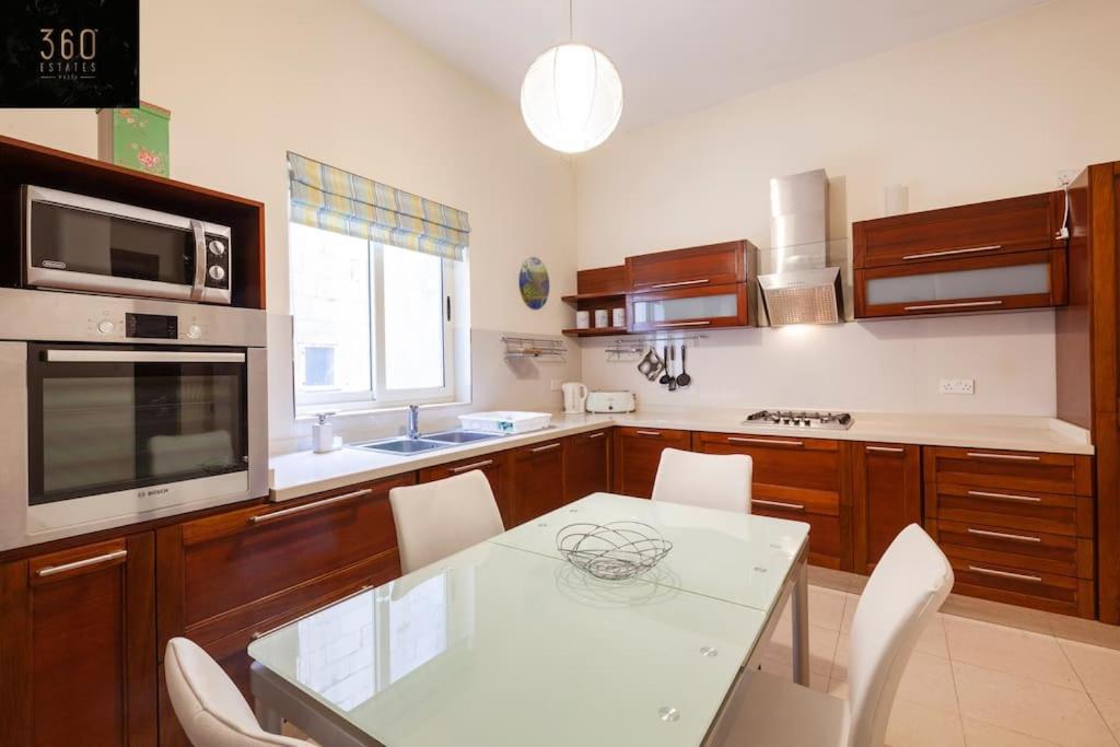 Beautiful, Typical Maltese 4Br Home With Roof Top By 360 Estates Sliema Exterior photo