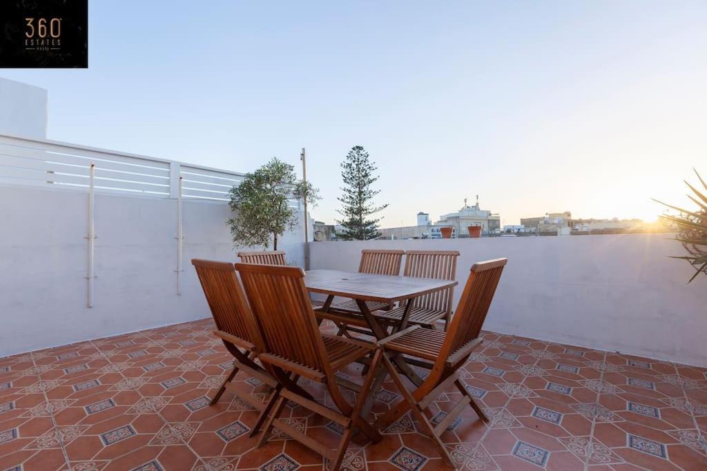 Beautiful, Typical Maltese 4Br Home With Roof Top By 360 Estates Sliema Exterior photo