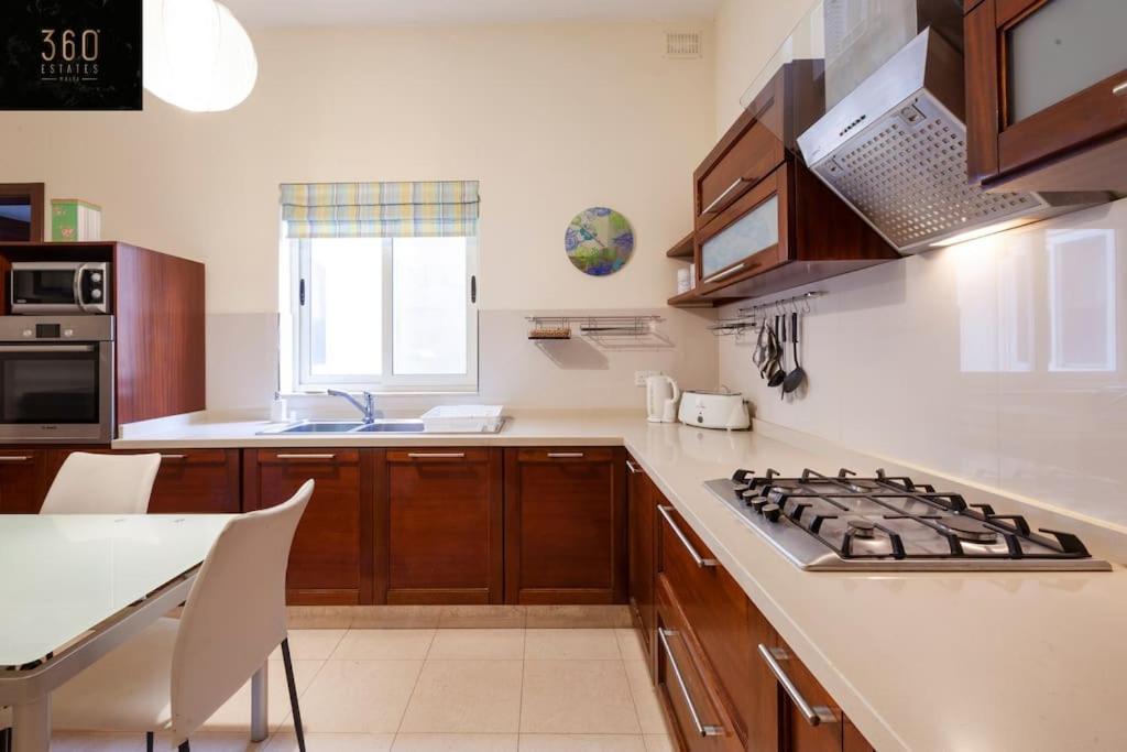 Beautiful, Typical Maltese 4Br Home With Roof Top By 360 Estates Sliema Exterior photo
